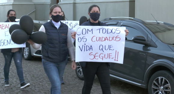 Manifestações pedem volta das aulas e atividades presenciais do comércio