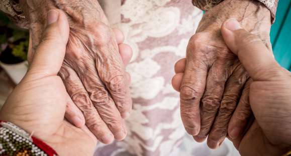 Mortes de idosos com 80 anos ou mais têm menor proporção na pandemia após vacinação no Brasil