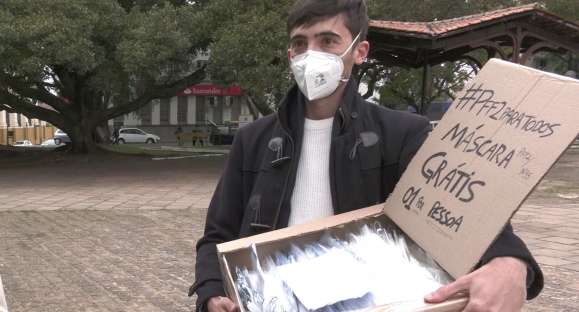 Jovem faz ação de doação de máscaras em Cachoeira
