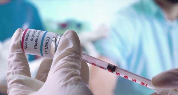 Reação à vacina contra a COVID é normal? Entenda