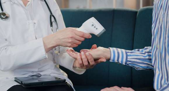 Medir temperatura no pulso é errado, diz médico