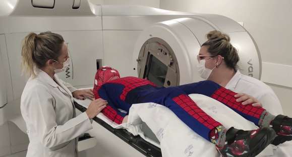 Super-heróis tentam deixar tratamento contra o câncer infantil mais leve