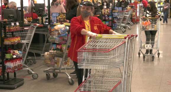 Supermercados pedem que funcionários tenham prioridade na vacinação