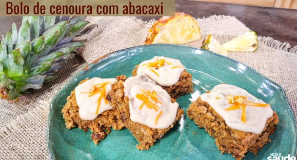 Receita: Bolo de cenoura com abacaxi